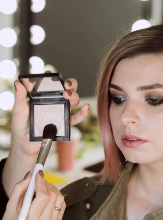 artist-dipping-brush-make-up