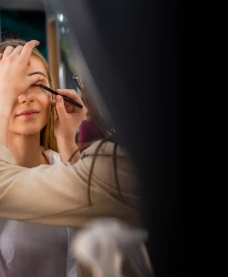 make-up-artist-applying-eyeshadow-with-brush-face