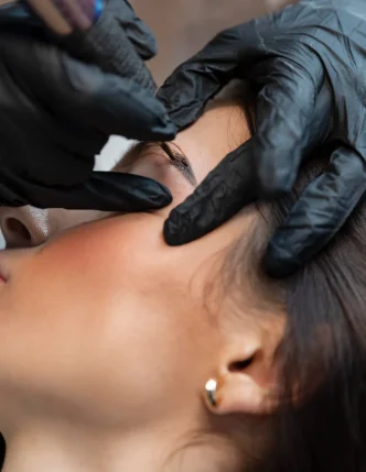 young-woman-getting-beauty-treatment-her-eyebrows (2)